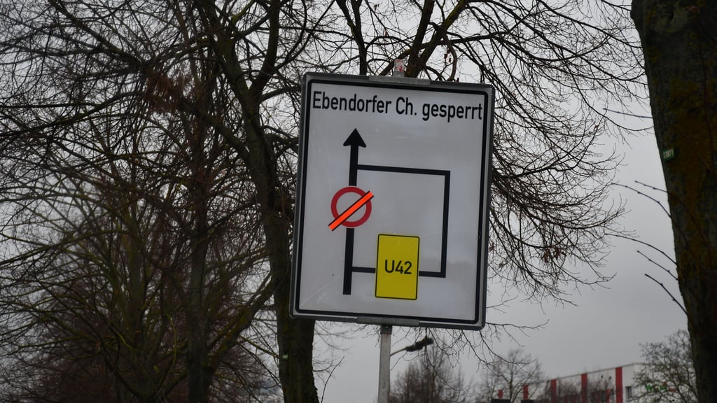 Ein Verkehrsschild kündigt die Sperrung der Ebendorfer Chaussee im Magdeburger Norden an. Gebaut wird aber erst in mehreren Wochen.
