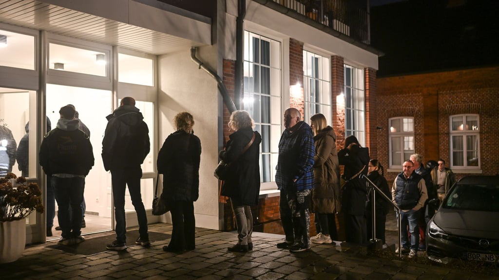 Zur offenen Sprechstunde bildet sich vor einer Hautarztpraxis in Weener schon frühmorgens eine Schlange.