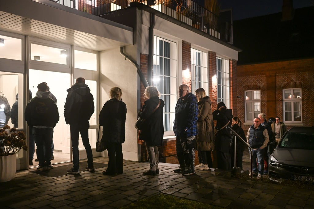 Zur offenen Sprechstunde bildet sich vor einer Hautarztpraxis in Weener schon frühmorgens eine Schlange.