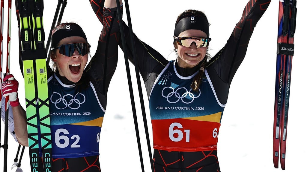 Coletta Rydzek (l) und Laura Gimmler holten die erste Medaille der deutschen Langläuferinnen bei diesen Winterspielen.