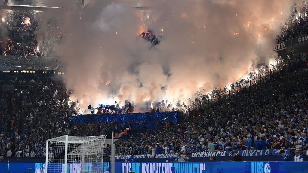 Im September 2023 hatten die Fans des 1. FC Magdeburg im Gästeblock der Veltins Arena in Gelsenkirchen reichlich Pyrotechnik gezündet.