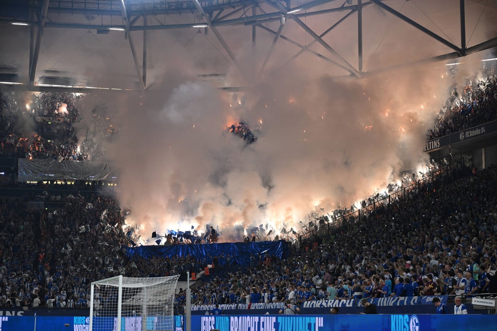 Im September 2023 hatten die Fans des 1. FC Magdeburg im Gästeblock der Veltins Arena in Gelsenkirchen reichlich Pyrotechnik gezündet.