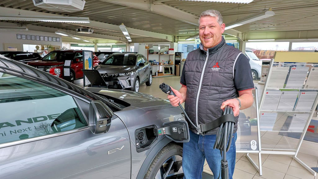 Patrick Schmidt, Verkaufsberater im Mitsubishi-Autohaus Schulze in Tagewerben, blickt hoffnungsvoll auf die E-Auto-Prämie. 