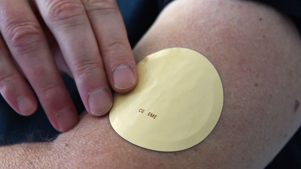 Präzise Dosierung: Wirkstoffpflaster geben Medikamente gleichmäßig über die Haut ins Blut ab.