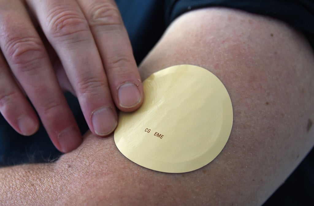 Präzise Dosierung: Wirkstoffpflaster geben Medikamente gleichmäßig über die Haut ins Blut ab.