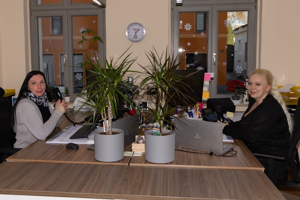 Kati Hoffmann und Jessica Schrader (v.l.) vom Front-Office sind die guten Seelen am Telefon.