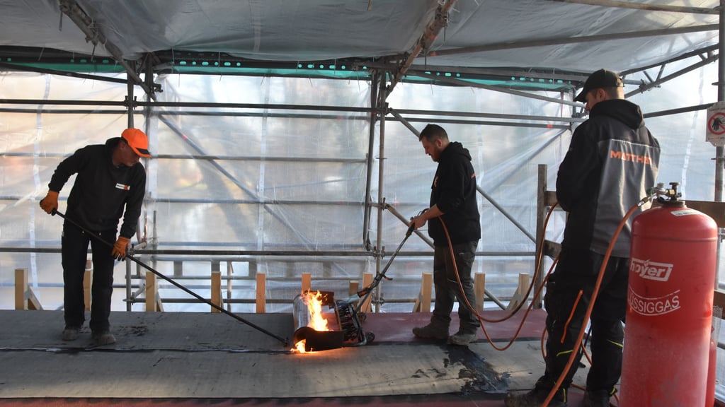 Ende vorigen Jahres wurde die Baustelle Möller-Brücke am Informationszentrum Kämkerhorst mit einer beheizbaren Gerüstumhausung eingepackt, so dass auch – soweit es möglich war – bei winterlichen Bedingungen weiter gearbeitet werden konnte. 