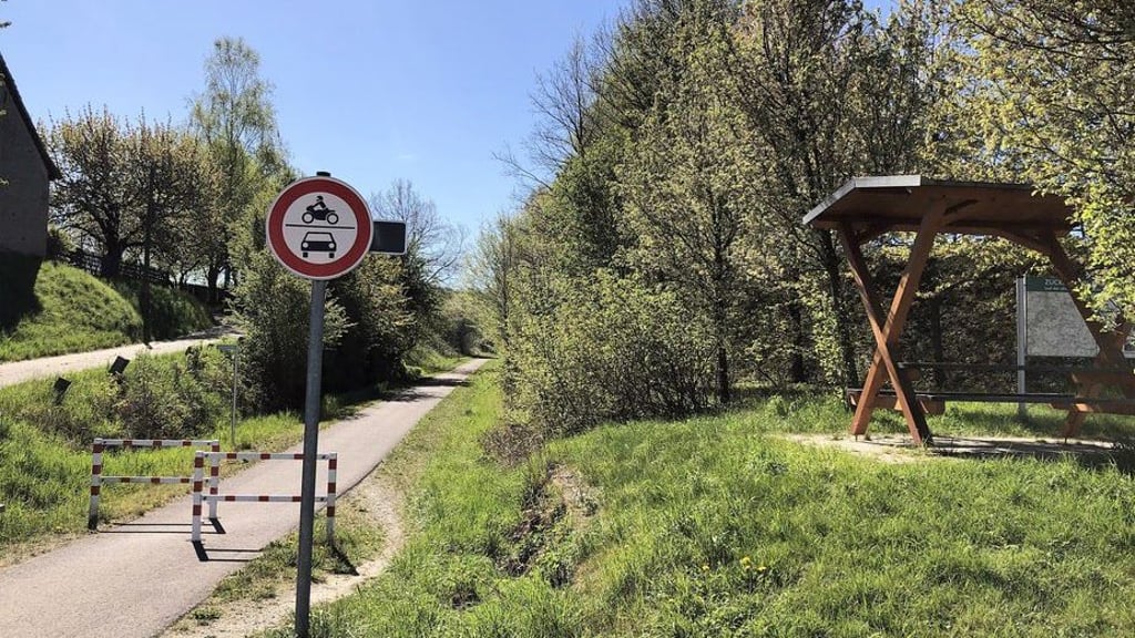 In Waldau gibt es  eine  kleine  Rastmöglichkeit für Radfahrer am Zuckerbahnradweg. Ein größerer Rastplatz befindet sich am Bahnhof in Osterfeld. 