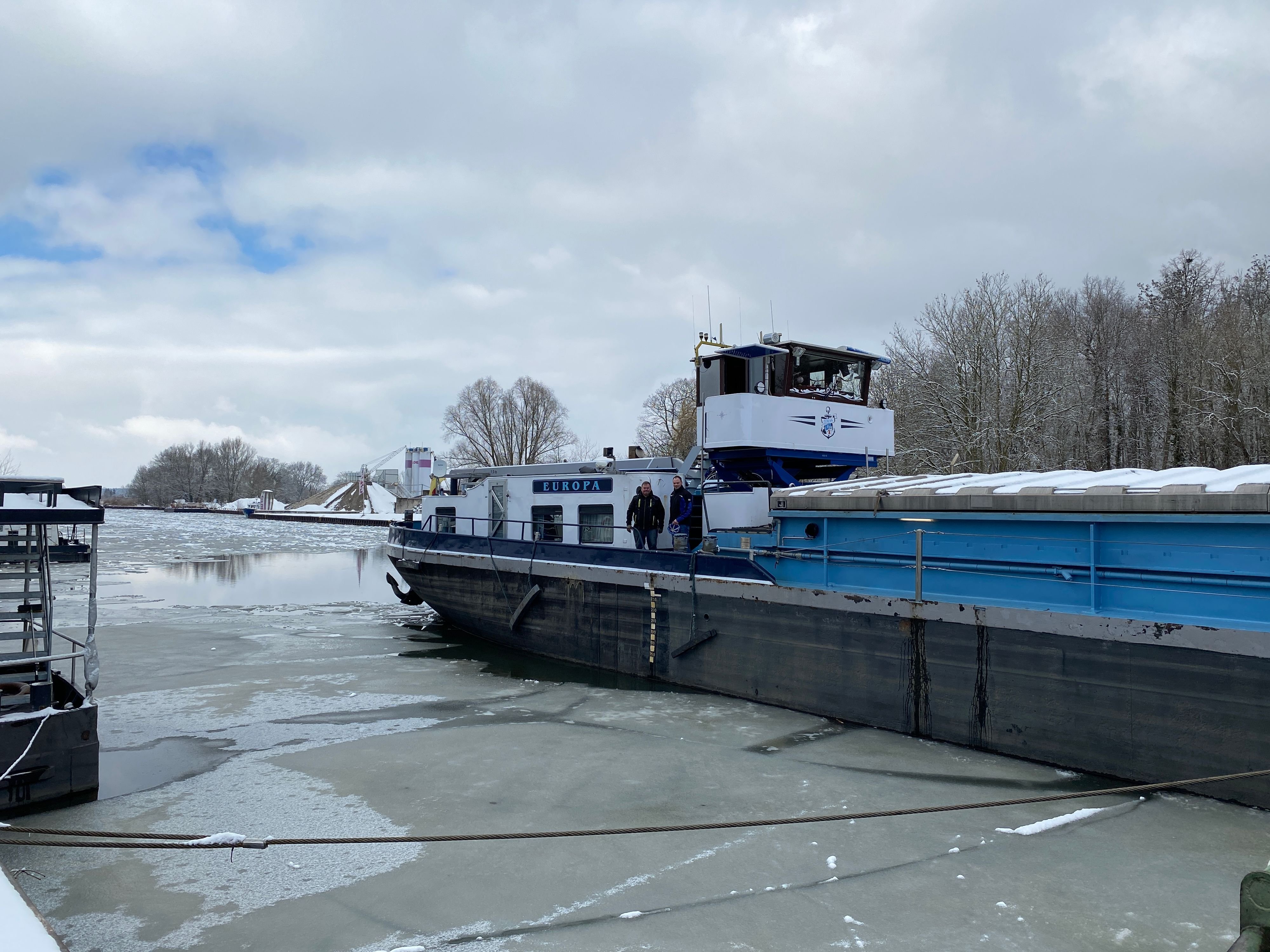 Eis legt Schifffahrt im Jerichower Land lahm: Frostfalle Elbe-Havel-Kanal – Schiffe stecken in Genthin fest