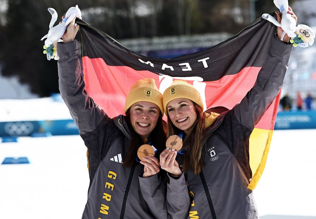 Coletta Rydzek (l) und Laura Gimmler haben die erste Medaille für die deutschen Langläuferinnen bei diesen Winterspielen gewonnen.