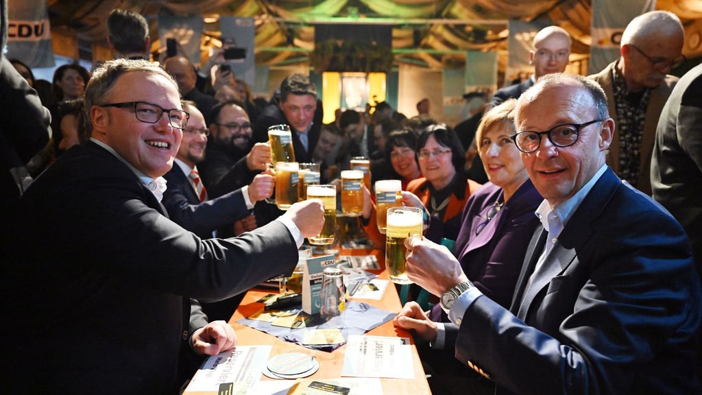 Vor zwei Jahren war Friedrich Merz (rechts) in Apolda - dieses Mal muss Mario Voigt (links) mit jemand anderem anstoßen. (Archivbild)