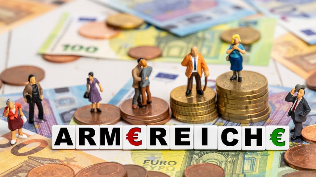 Viel Geld zu verdienen, bedeutet nicht, dass man direkt zur Oberschicht gehört. Mit dem neuen Einkommensrechner des IW Köln lässt sich nun prüfen, wo Sie finanziell einzuordnen sind.