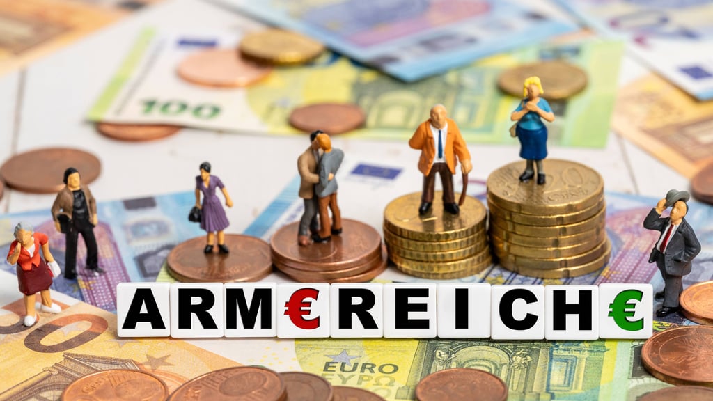 Viel Geld zu verdienen, bedeutet nicht, dass man direkt zur Oberschicht gehört. Mit dem neuen Einkommensrechner des IW Köln lässt sich nun prüfen, wo Sie finanziell einzuordnen sind.