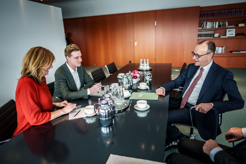 Bundeskanzler Friedrich Merz (CDU) antwortet auf Fragen zu dem künftigen Verhältnis zu Russland, den Umgang mit der AfD und den umstrittenen Emissionshandel.