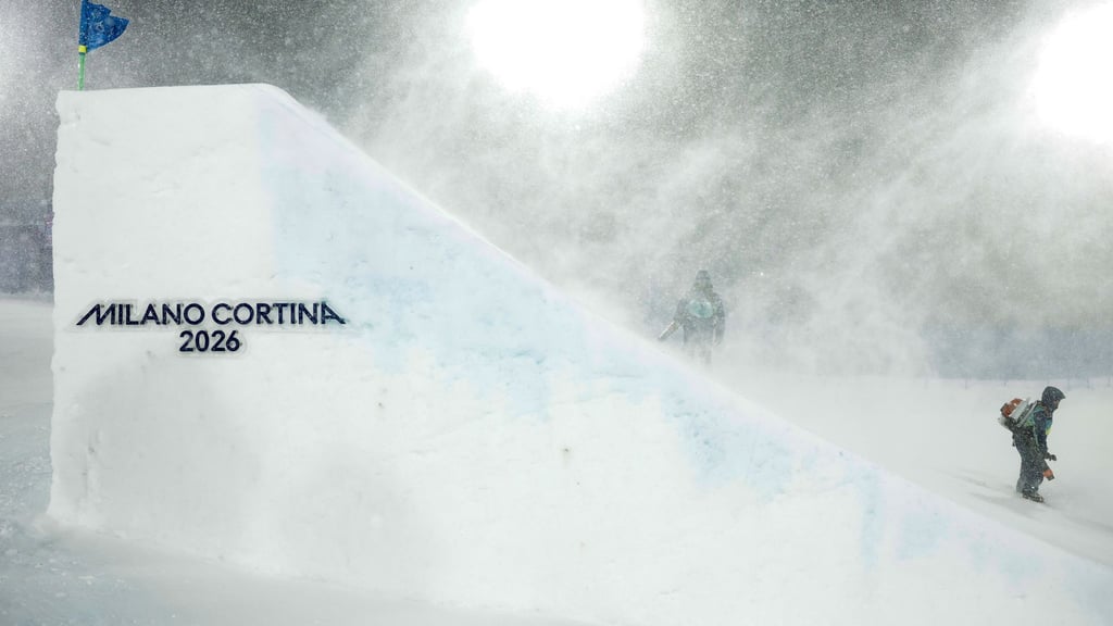 Zu viel Schnee in Livigno: Die Ski-Freestyler müssen auf ihren Aerials-Wettkampf warten.