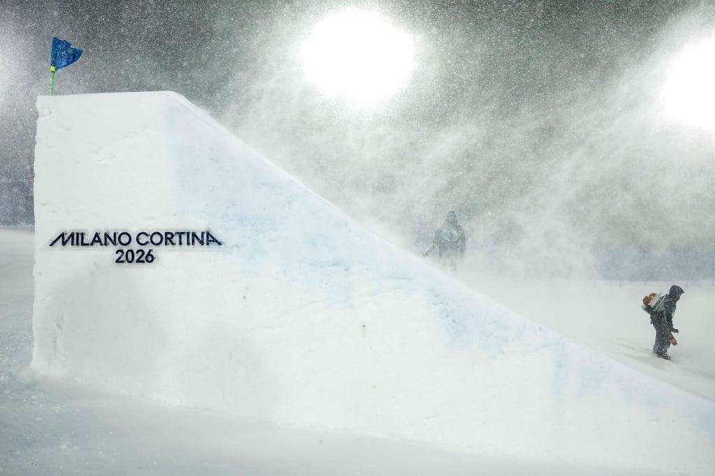 Zu viel Schnee in Livigno: Die Ski-Freestyler müssen auf ihren Aerials-Wettkampf warten.