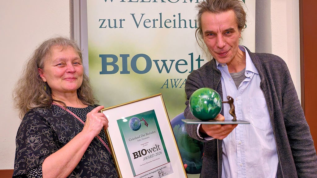 Anita Berger und Felix Neumann vom Bioladen Grünland in Salzwedel. Das Geschäft wurde mit der Auszeichung des Wirtschaftsmagazins BIOwelt, dem „BIOwelt Award 2026“, geehrt.