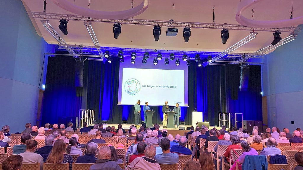 Gut besucht ist das öffentliche Stadtgespräch am Montagabend im Wittenberger Stadthaus. Thema ist die Laga 2028. 