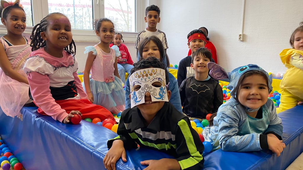 Die Kinder feierten in vielfältigen Kostümen Karneval. 