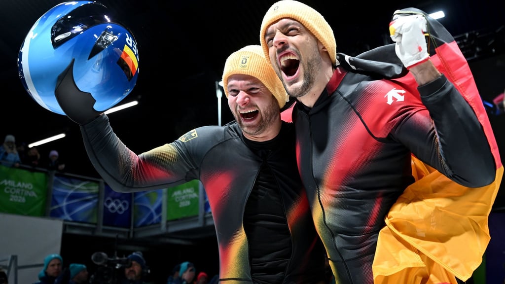 Johannes Lochner (Pilot, l) und Georg Fleischhauer (Deutschland) gewinnen im Zweierbob ihr erstes Olympia-Gold.
