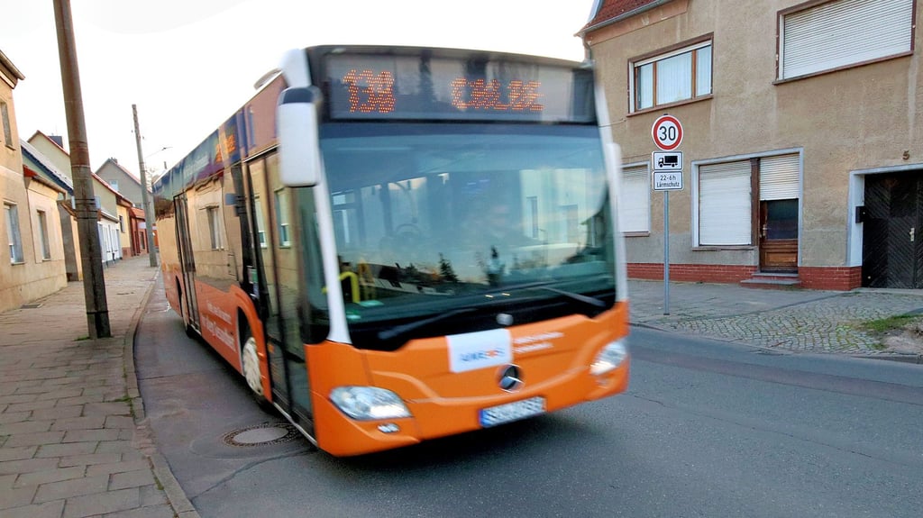 Morgens und nachmittags sind viele Busse in der Kleinstadt Calbe unterwegs. Sie steuern die Schulen an. 