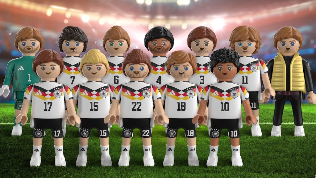 David Raum (Nummer 22) mit seinem DFB-Teamkollegen als Playmobilfigut.
