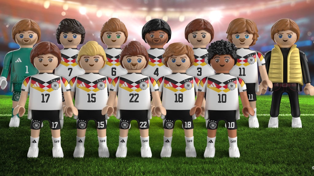 David Raum (Nummer 22) mit seinem DFB-Teamkollegen als Playmobilfigut.