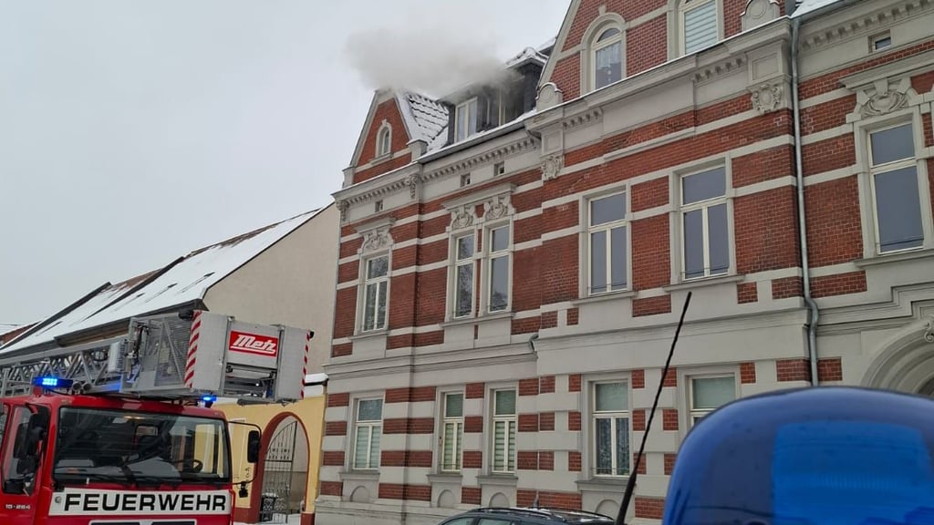 Dichter Rauch steigt aus der Dachgeschosswohnung.