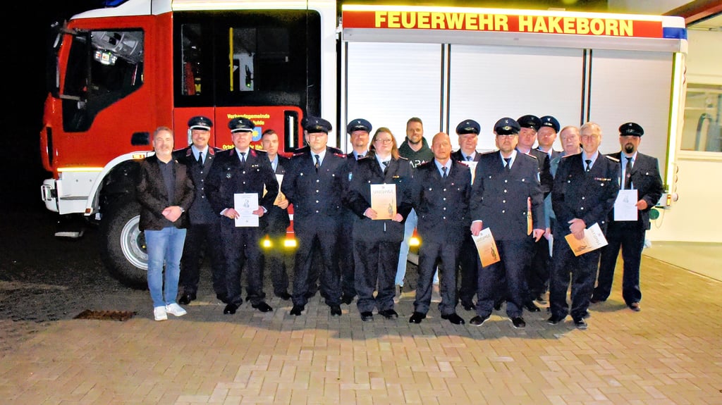 Die Bürgermeister Michael Stöhr (links) und Tim Heberling (hinten Mitte), Verbandsgemeinde-Wehrleiter Michael Kieler (2. von links), der neue Hakeborner Wehrleiter, Eike Böse (3. von links), sowie die beförderten und ausgezeichneten Kameraden vor dem neuen Löschfahrzeug. 