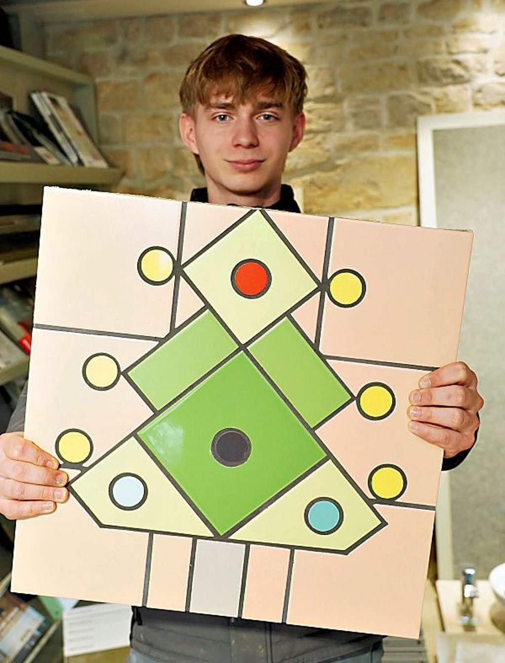 Lio Böhme konnte sich in der Adventszeit anhand eines Tannenbaums aus Fliesen in der  Rundschnitttechnik  üben.