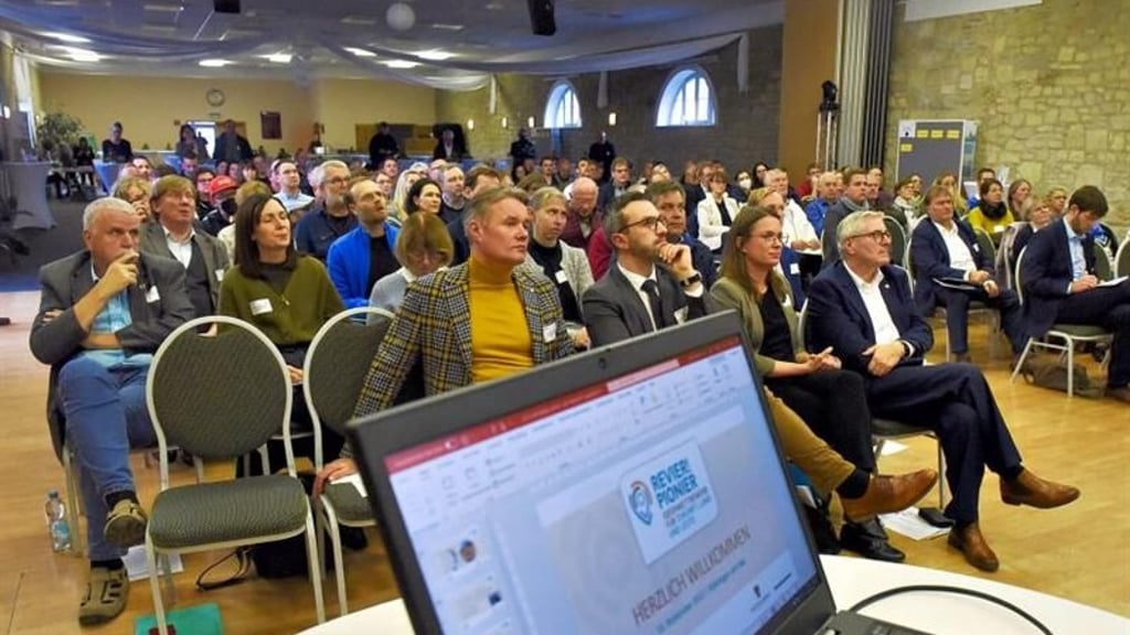 Über den Wettbewerb wird regelmäßig in größeren Runden informiert.