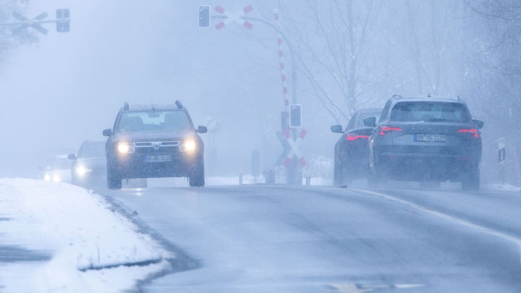 Der DWD erwartet tagsüber vor allem im Bergland sowie bei Dauerfrost im Norden und Osten weiterhin Glätte