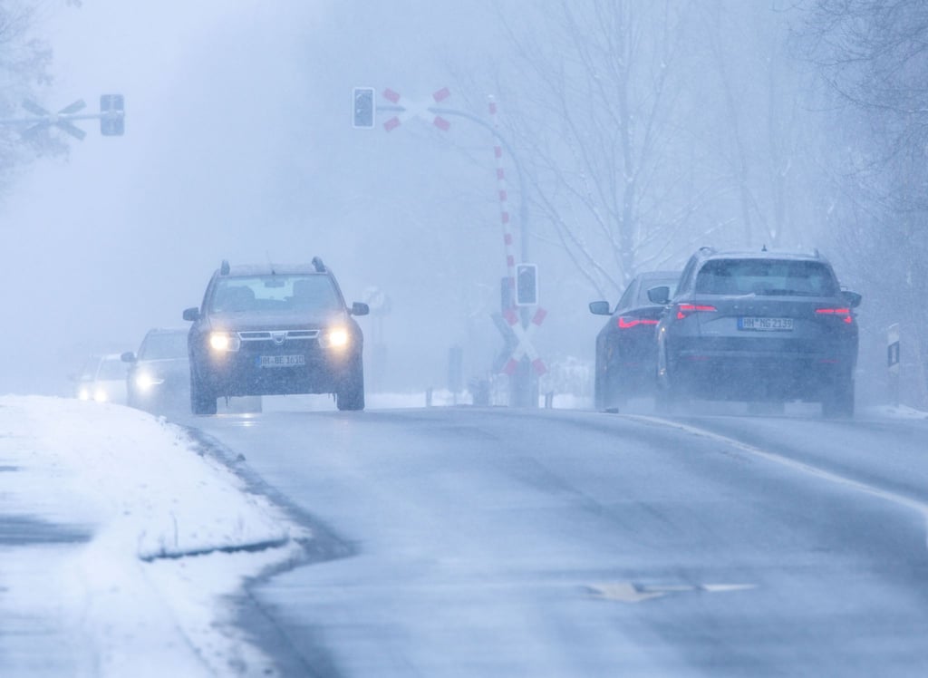 Der DWD erwartet tagsüber vor allem im Bergland sowie bei Dauerfrost im Norden und Osten weiterhin Glätte