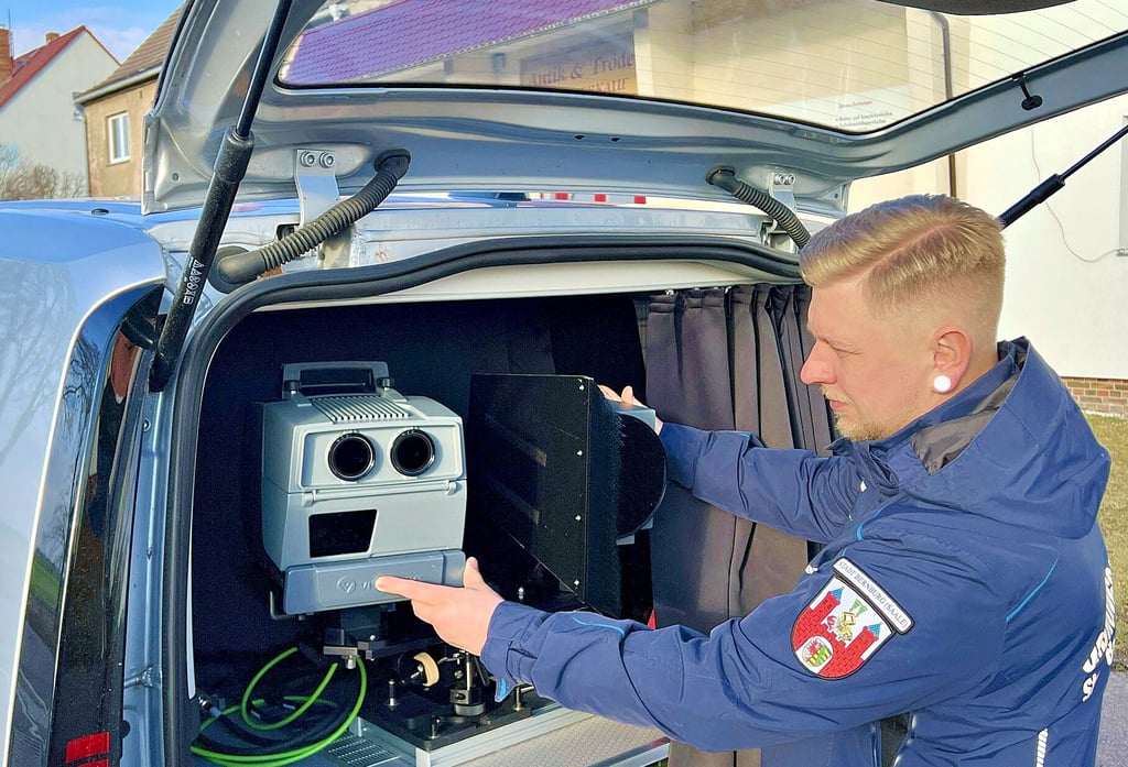 Ordnungsamtsmitarbeiter Sebastian Reh-Ritscher beim Einrichten der Messtechnik am Blitzerwagen der Stadt Bernburg.