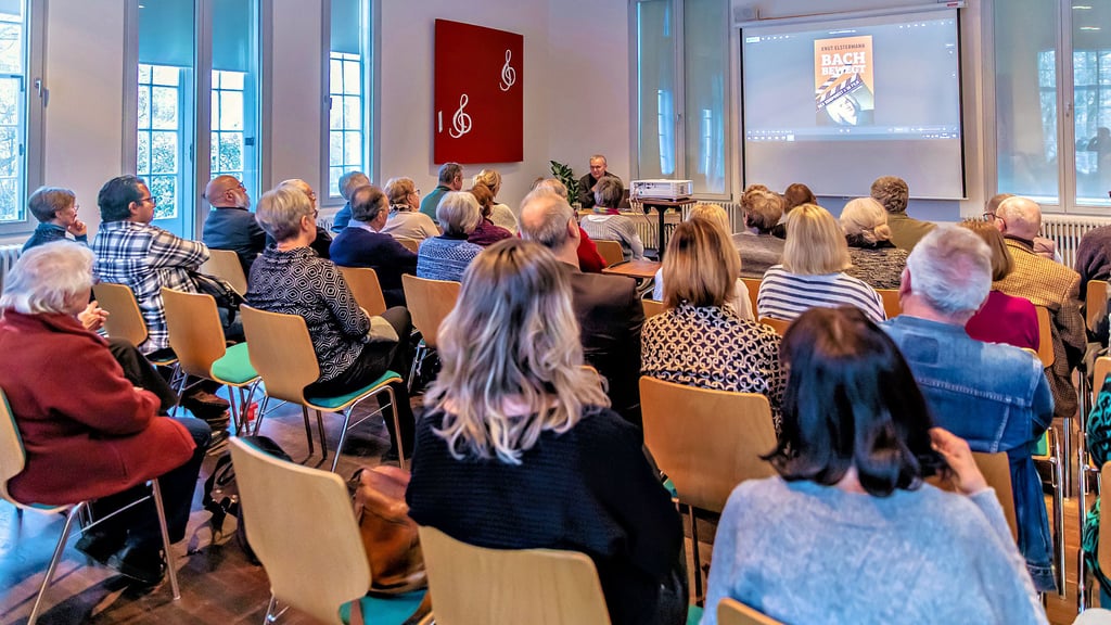 Als Filmjournalist und Autor Knut Elstermann im Veranstaltungszentrum in Köthen zum Vortrag eingeladen hatte, waren viele Interessierte dabei. Ein Besucher schimpfte hinterher aber über die Mitarbeiter der&nbsp;Köthen Kultur und Marketing GmbH.&nbsp;&nbsp;