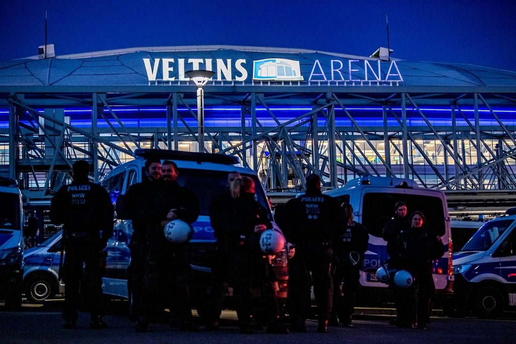Auf Schalke wird am Samstag ein großes Polizeiaufgebot beim Spiel gegen Magdeburg im Einsatz sein. (Archivbild)
