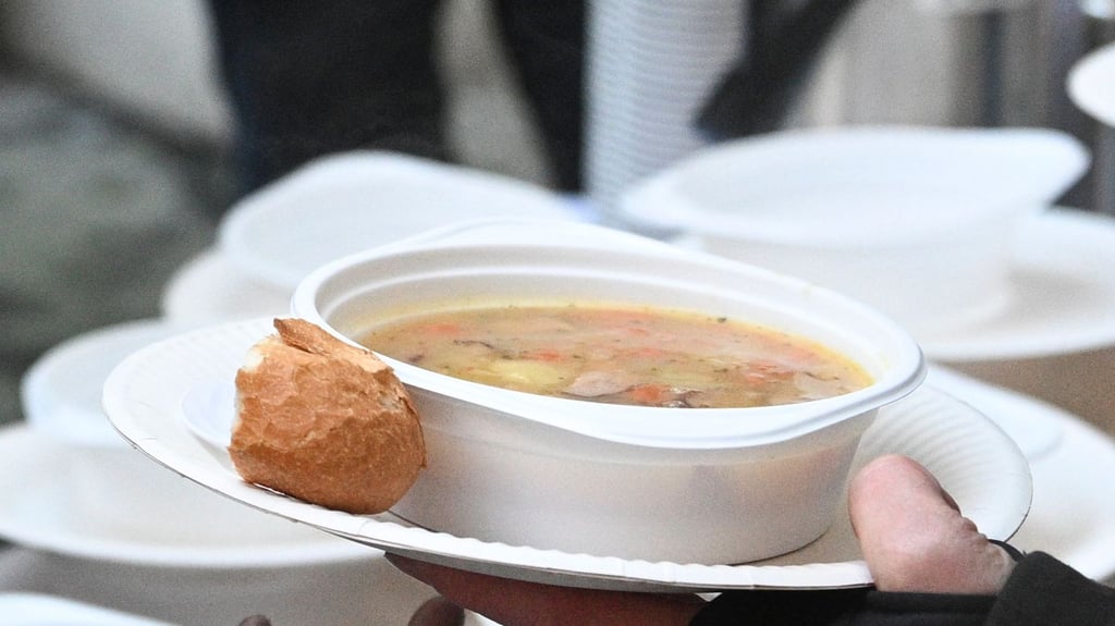 Ein Magdeburger Krankenhaus versorgt regelmäßig Bedürftige und Obdachlose mit warmem Essen.