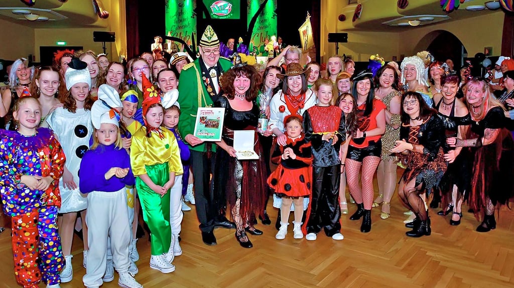 Bei der Sitzung am Sonnabend wurde Christine Gürth (Bildmitte) geehrt – inmitten vieler Kostüme, die sie geschneidert hat. 