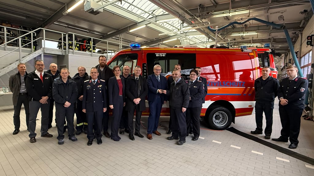 Bei der Übergabe des  neuen Spezialfahrzeugs am Mittwoch bei der  Feuerwehr in Weißenfels 