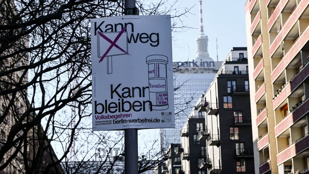 Für die Aktivisten des Volksbegehrens „Berlin werbefrei“ ist es im Winter schwer, Unterschriften für ihr Anliegen zu sammeln. (Archivbild)