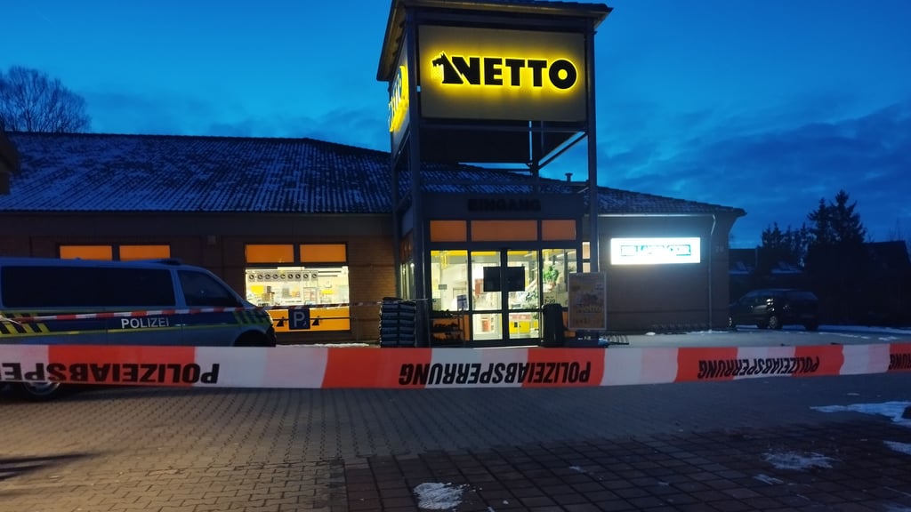 Ein Polizeieinsatz vor dem Netto-Markt in Gardelegen sorgte am Mittwochabend für Aufsehen.