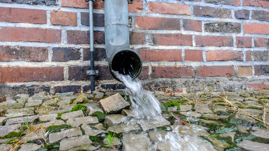 Fließt Regenwasser in öffentliche Kanäle, müssen die Grundstückseigentümer dafür eine Gebühr entrichten. 