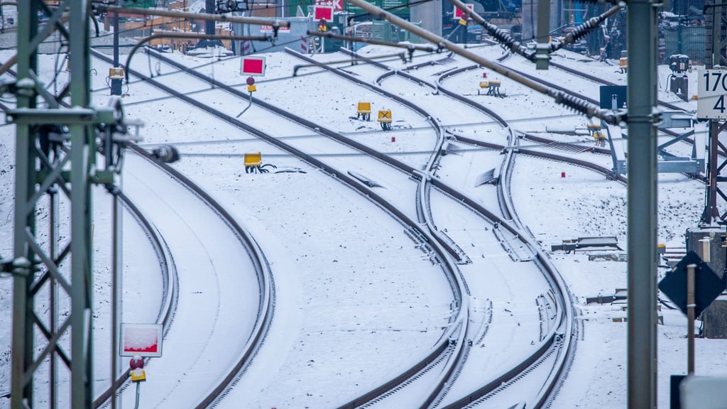 Die Verzögerung bei der Bahn-Sanierung Berlin-Hamburg wird zum Politikum: Fünf Länder-Chefs beschweren sich in einem Brief bei der Bahn-Chefin. (Archivbild)
