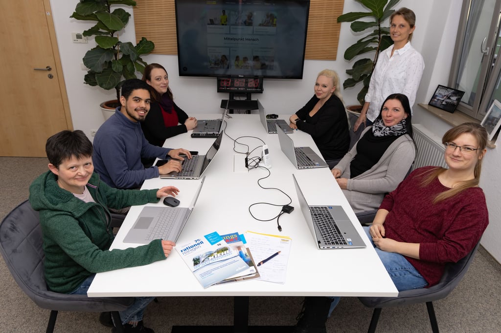 Immer up to date: Das Innendienst-Team beim Morning-Meeting