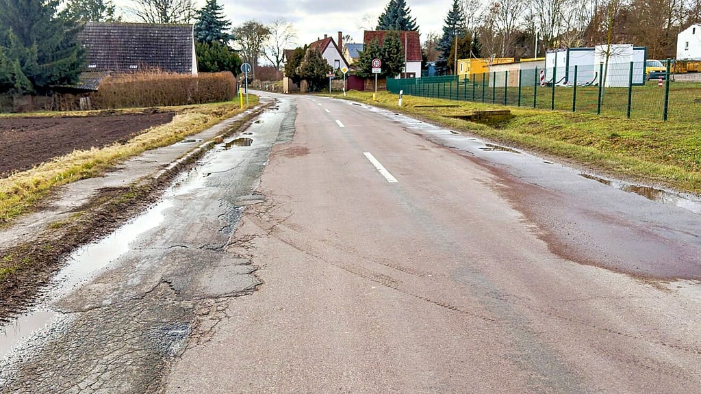 Nicht nur die L193 ist in Salsitz in einem schlechten Zustand, die Nebenanlagen sind es auch.