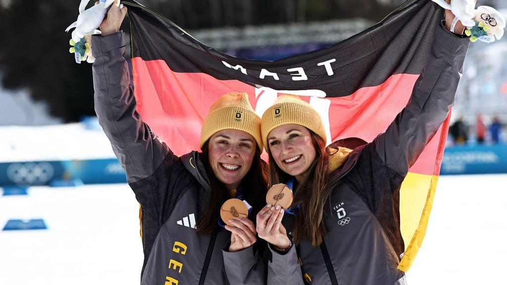 Coletta Rydzek (l) und Laura Gimmler haben die erste Medaille für die deutschen Langläuferinnen bei diesen Winterspielen gewonnen.