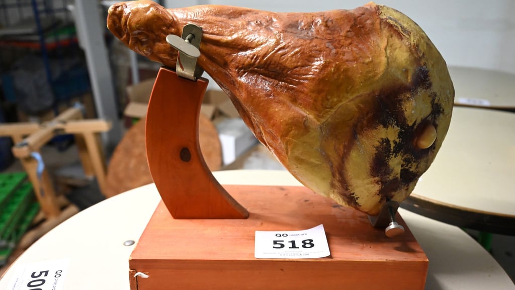 Auch ausgefallene Überbleibsel stehen zur Auktion.