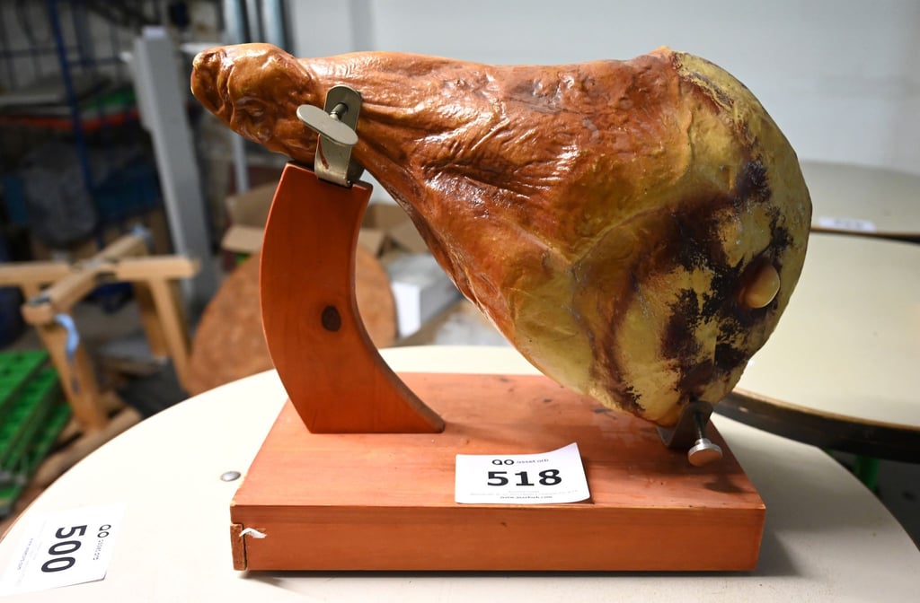 Auch ausgefallene Überbleibsel stehen zur Auktion.