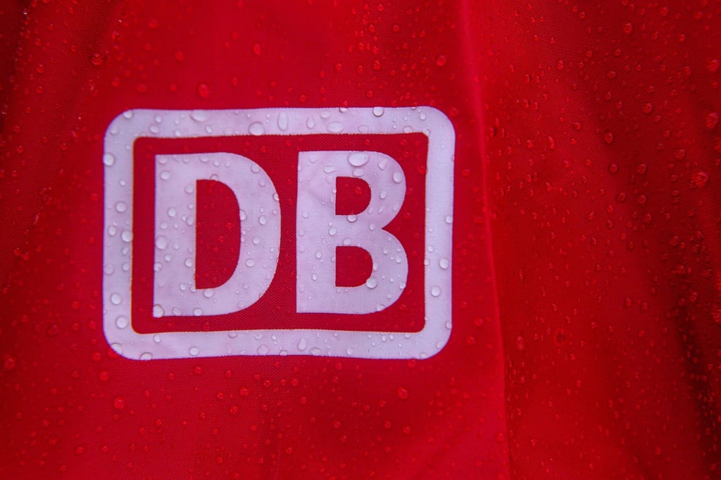 Nach dem Brand von Autos auf zwei Güterwagons in Magdeburg rollt der Zugverkehr wieder. (Symbolbild)