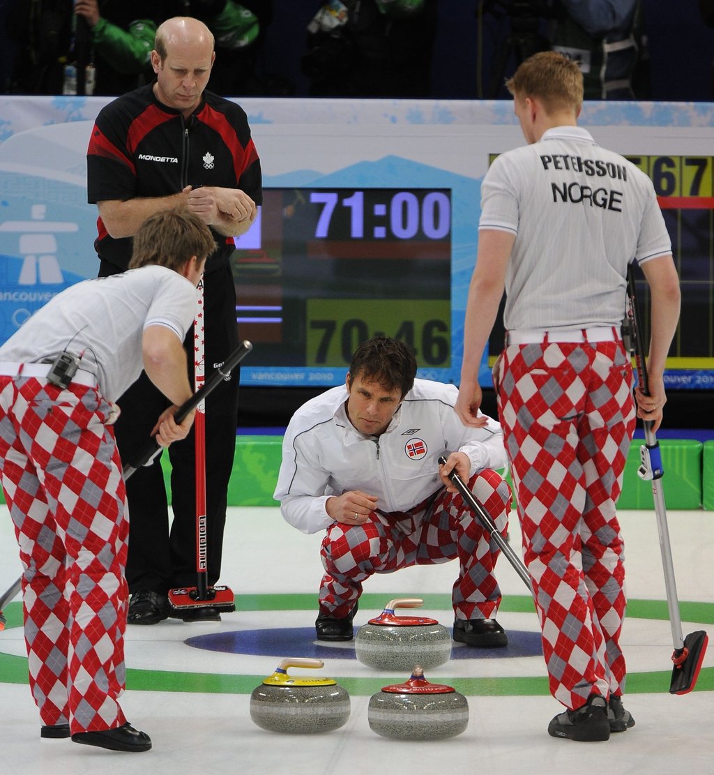 Der damalige norwegische Kapitän Thomas Ulsrud (Mitte) machte die Hosen mit seinem Team bei Olympia 2010 in Vancouver berühmt. (Archivbild)